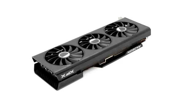 XFX Speedster QICK 319 Radeon RX 7700 XT Black Edition 12 GB – Šikmý pohľad na chladič grafickej karty s trojicou ventilátorov