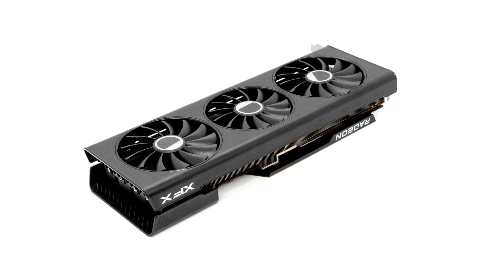 xfx-speedster-qick-319-radeon-rx-7700-xt-black-edition-12-gb-sikmy-pohlad-chladic XFX Speedster QICK 319 Radeon RX 7700 XT Black Edition 12 GB – Šikmý pohľad na chladič grafickej karty s trojicou ventilátorov