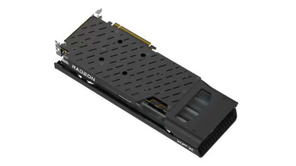 XFX Speedster QICK 319 Radeon RX 7700 XT Black Edition 12 GB – Pohľad na zadnú stranu a chladič grafickej karty s logom RADEON
