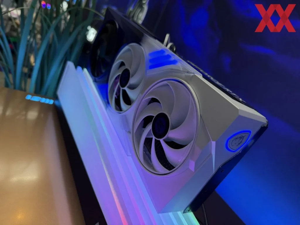 MSI RTX World of Warcraft Midnight Edition - Pohľad z boku priamo pri predstavení.