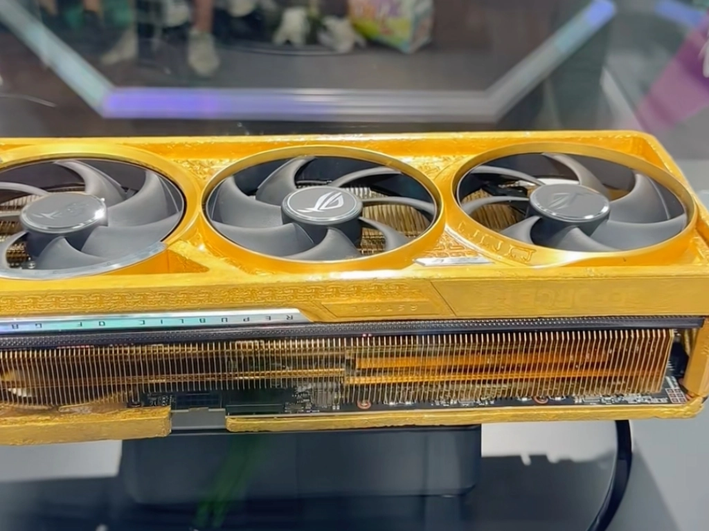 ASUS ROG Astral GeForce RTX 5090 Real Gold Edition – pohled na detailní záběr ukazující krásu zlata