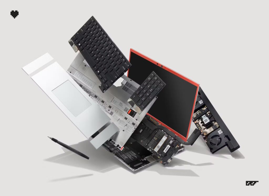 Rozebraný Framework Laptop 16 se základní deskou a vyjmutým GPU modulem Nvidia RTX 5070, který ukazuje koncept modulárního designu notebooku.