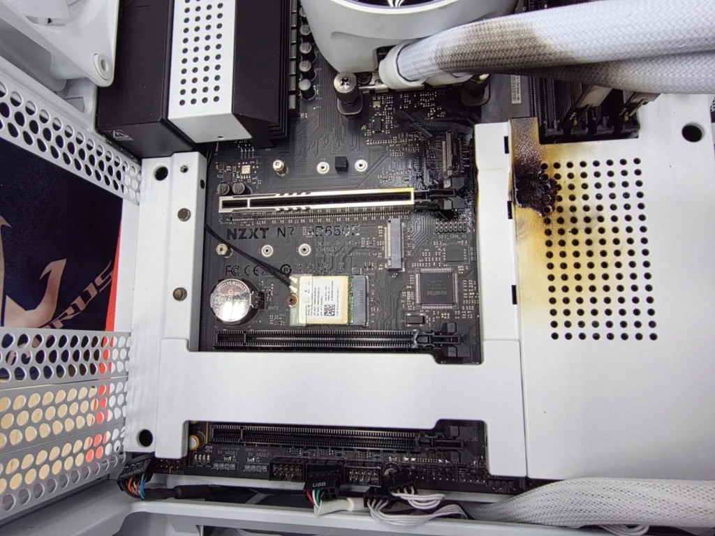Vizuální poškození způsobené požárem na kartě ZOTAC RTX 5090.