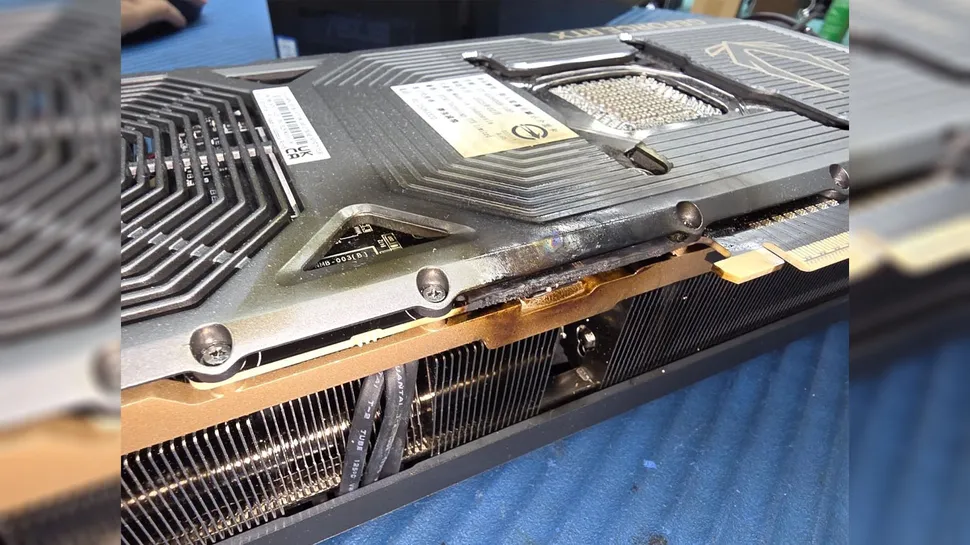 Vizuální poškození způsobené požárem na kartě ZOTAC RTX 5090.