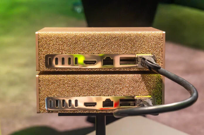 Dvojica zariadení Nvidia DGX Spark zapojených do AI klastra, zobrazujúca zadné porty HDMI, Ethernet RJ-45 a QSFP pre prepojenie jednotiek.