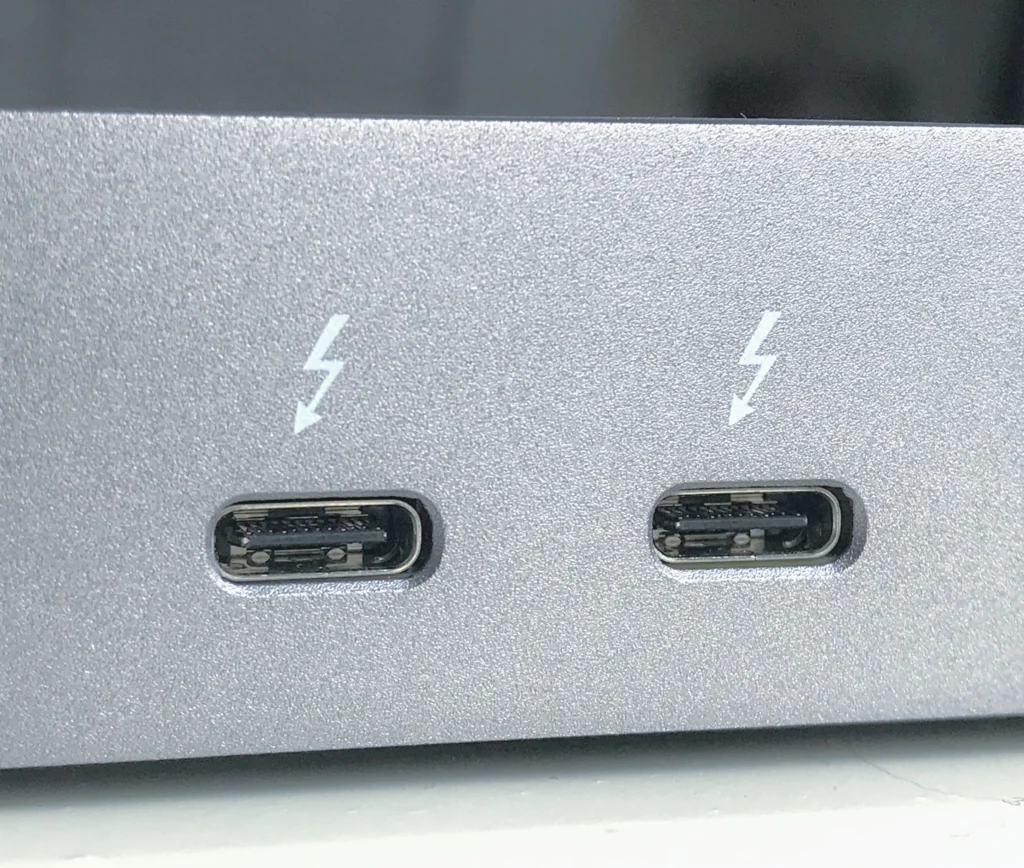 Pohľad na dva výstupy thunderbolt port.