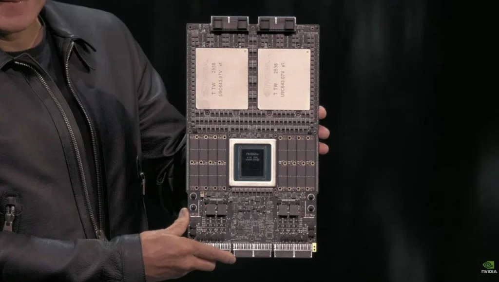 Jensen Huang drží modul NVIDIA Vera Rubin Superchip s dvomi GPU a jedným CPU počas prezentácie na GTC 2025.