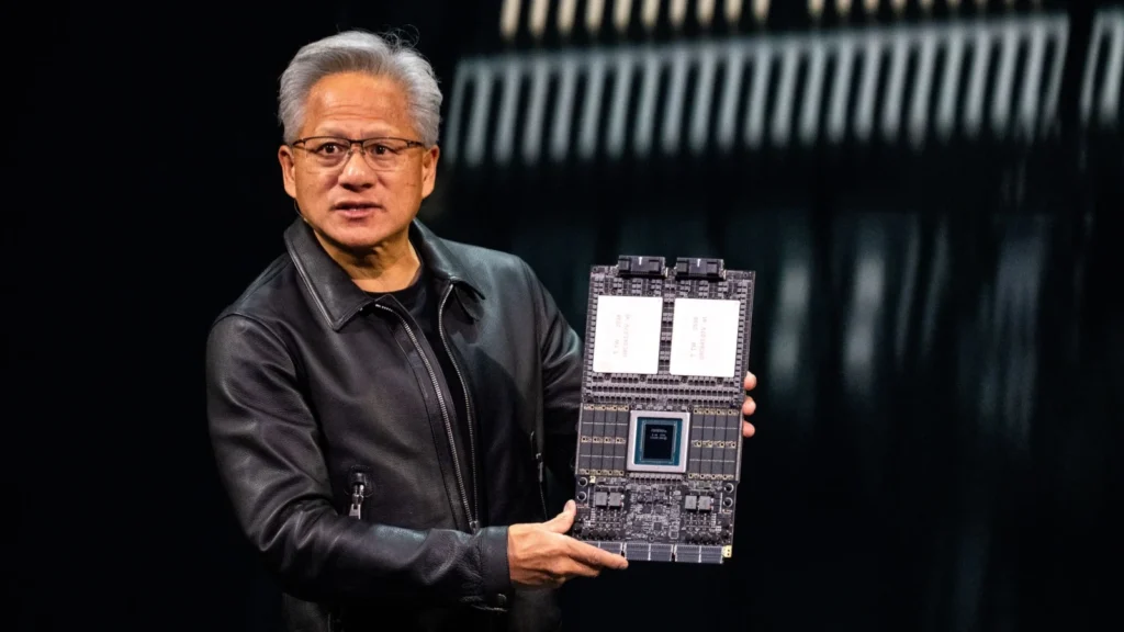 Jensen Huang drží modul NVIDIA Vera Rubin Superchip