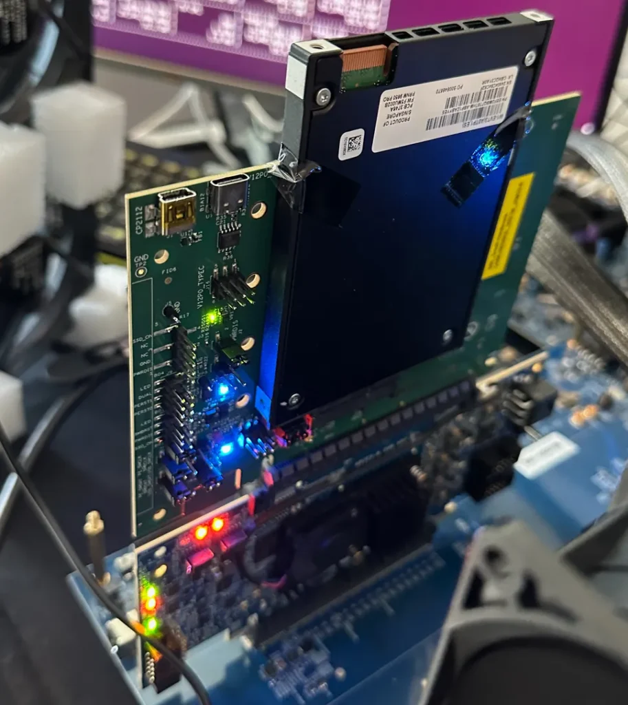 PCIe 6.0 ×4 SSD prototyp na testovacej doske pre meranie výkonu a signálu.