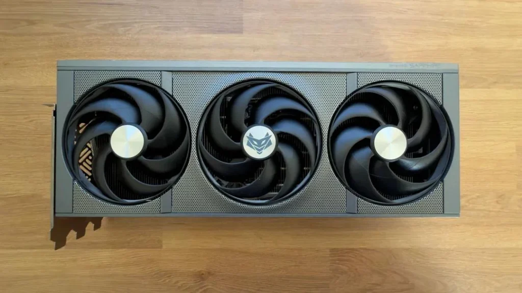 Grafická karta Sapphire Radeon RX 9070 XT NITRO+ pohľad spredu.