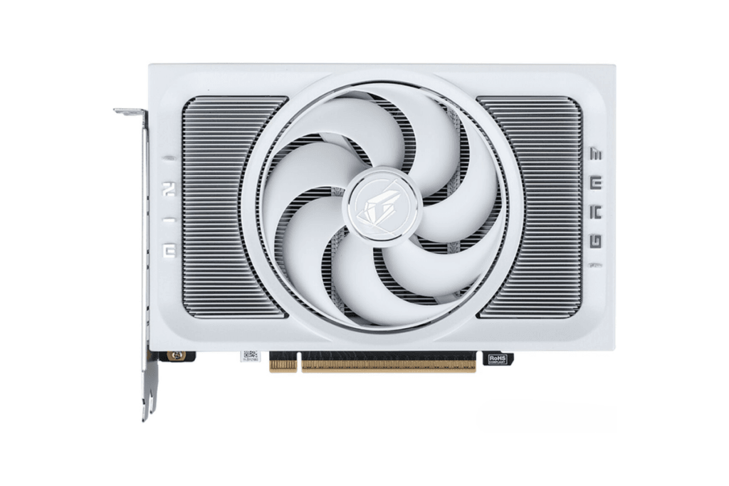 Detail prednej strany chladiča a ventilátora grafickej karty iGame RTX 50 Mini W OC.