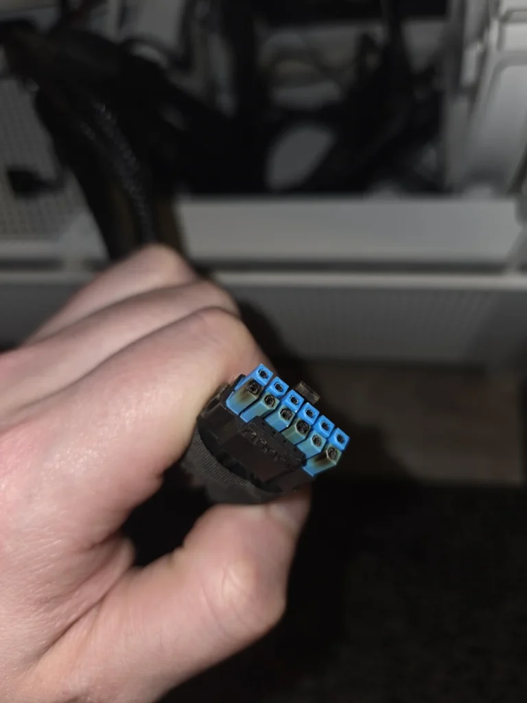 Roztavený 16-pinový napájací konektor grafickej karty Sapphire RX 9070 XT NITRO.