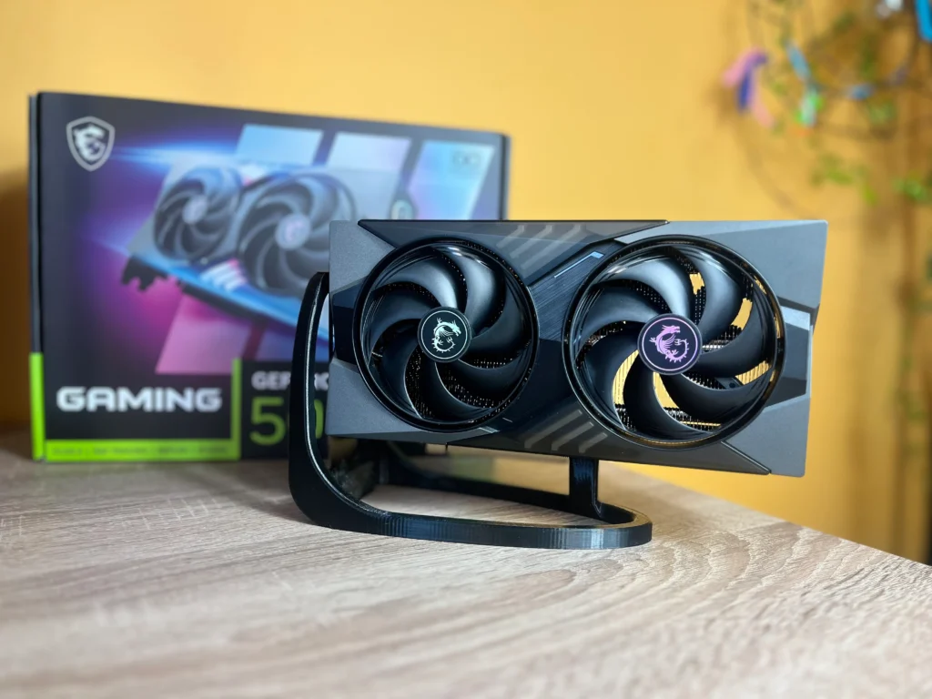 Estetická fotka grafickej karty MSI RTX 5060 Ti 16G OC 2x ventus spolu s jej balením
