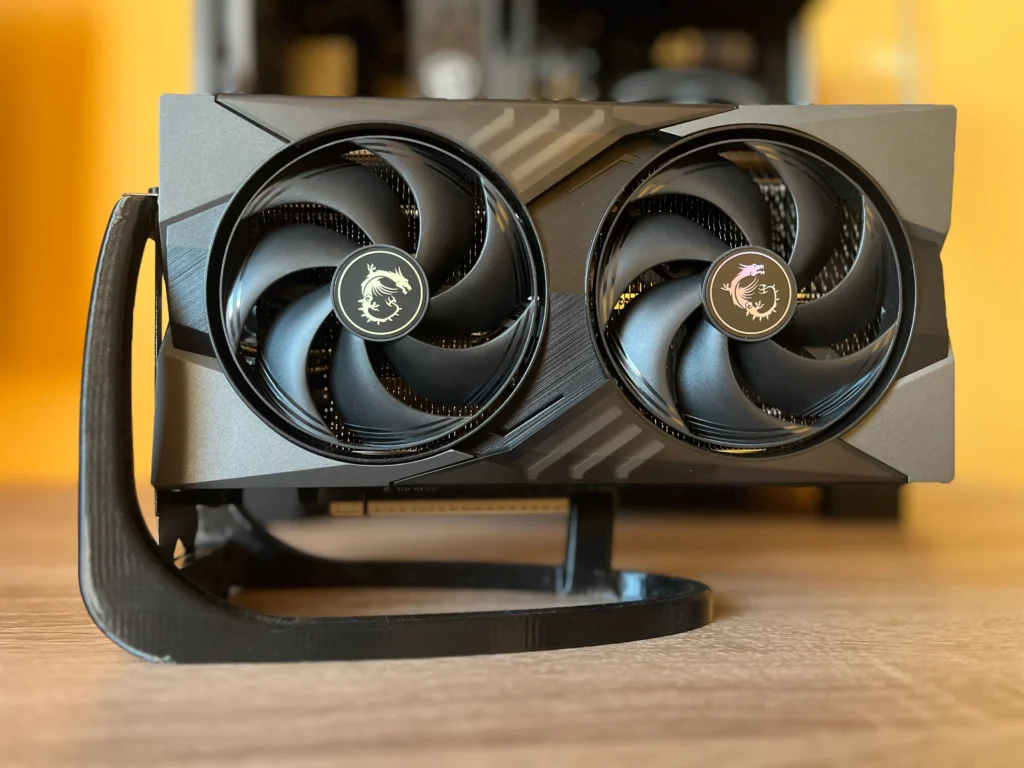 Pohľad na grafickú kartu MSI RTX 5060 Ti 16G OC na špecialnom stojane.