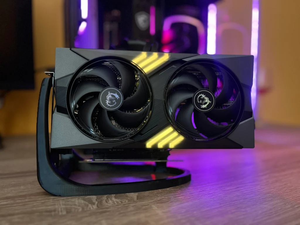 Zapnutá grafická karta MSI RTX 5060 Ti 16G OC 2x Ventus a jej zvýraznené RGB prvky.
