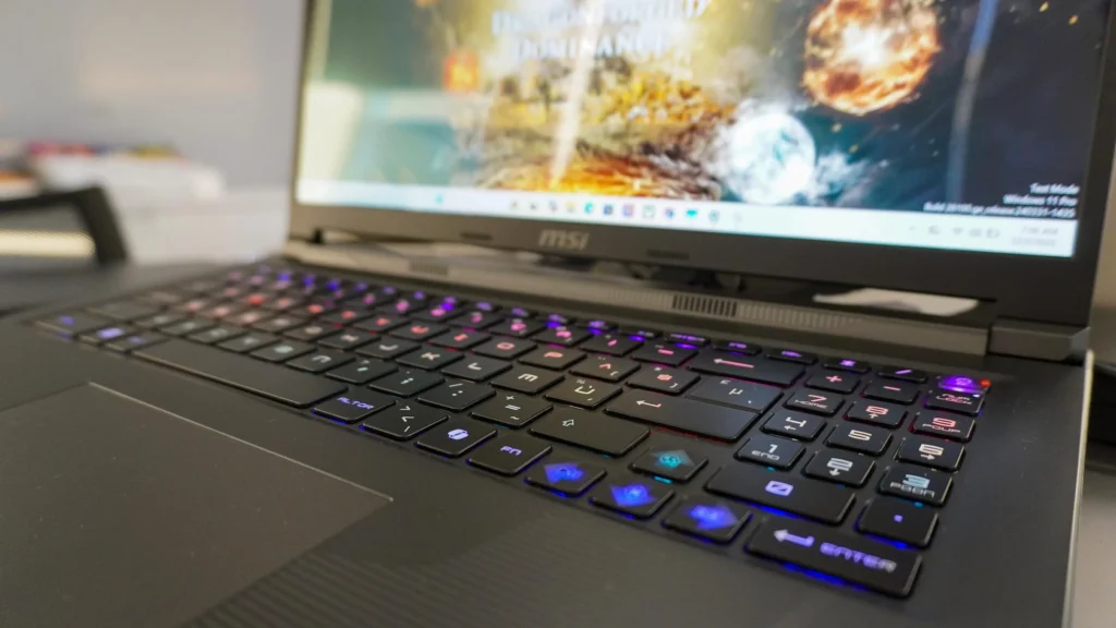 RGB klávesnica na MSI Raider 16 Max HX z blízkeho pohľadu.