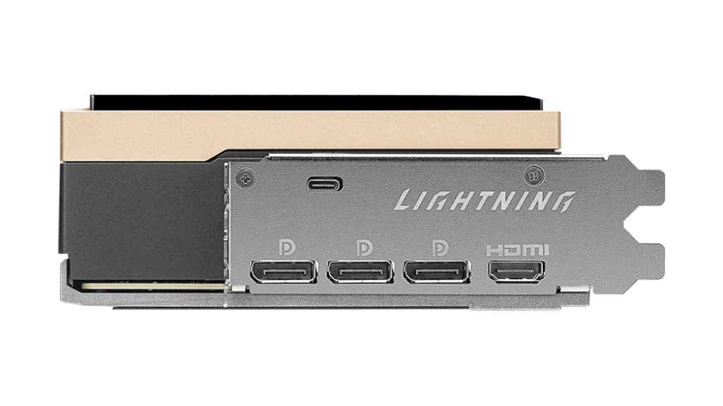 Pohľad na zadný I/O panel karty MSI RTX 5090 LIGHTNING Z s tromi DisplayPortmi, jedným HDMI a jedným USB-C konektorom.