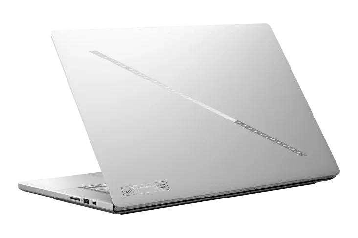 Zadná strana veka notebooku ROG Zephyrus G16 (2026) v striebornej farbe s diagonálnym svetelným pásom Slash Lighting.
