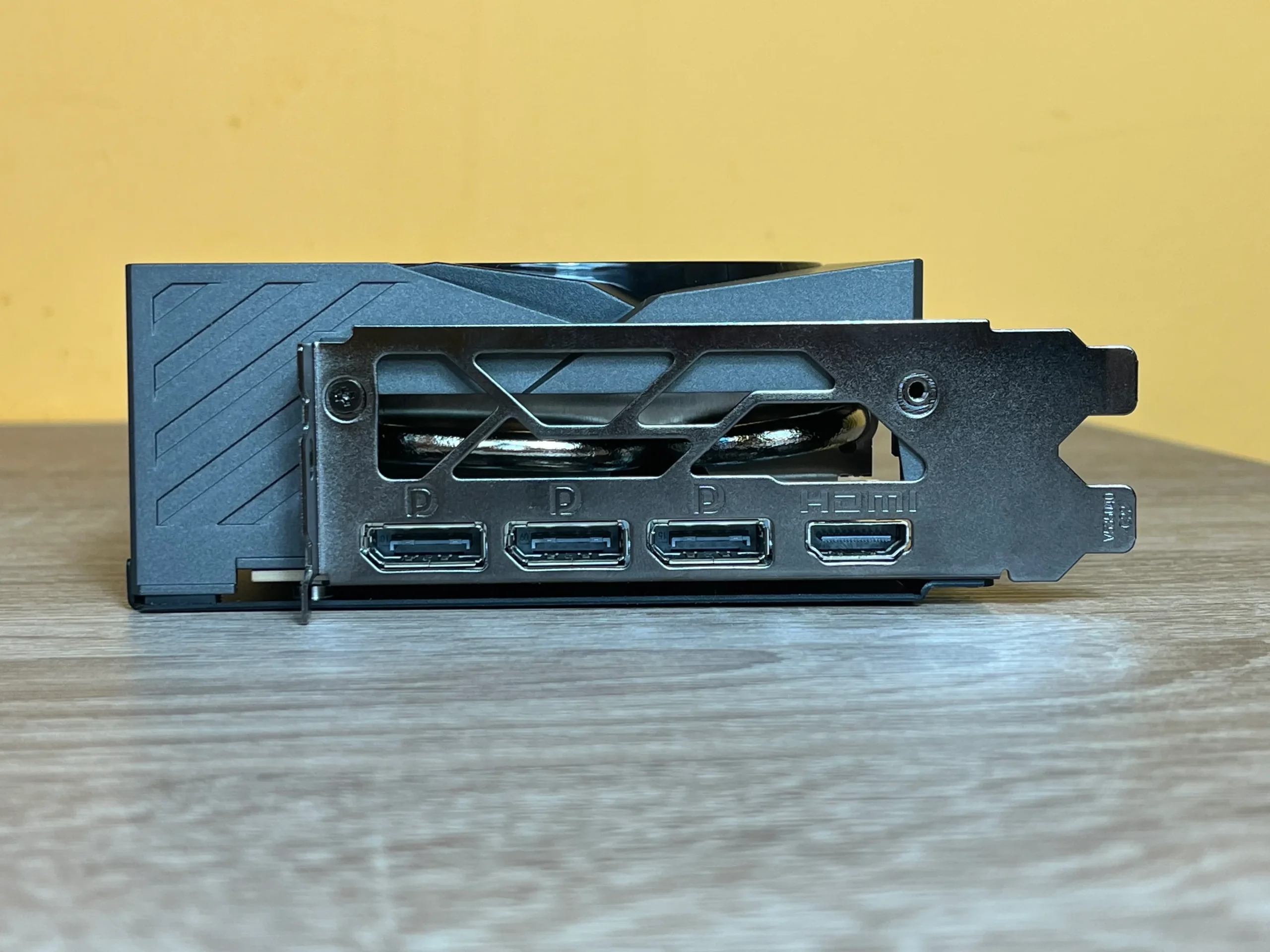 Pohľad na výstupné porty grafickej karty MSI RTX 5060 Ti 16G OC 2x Ventus