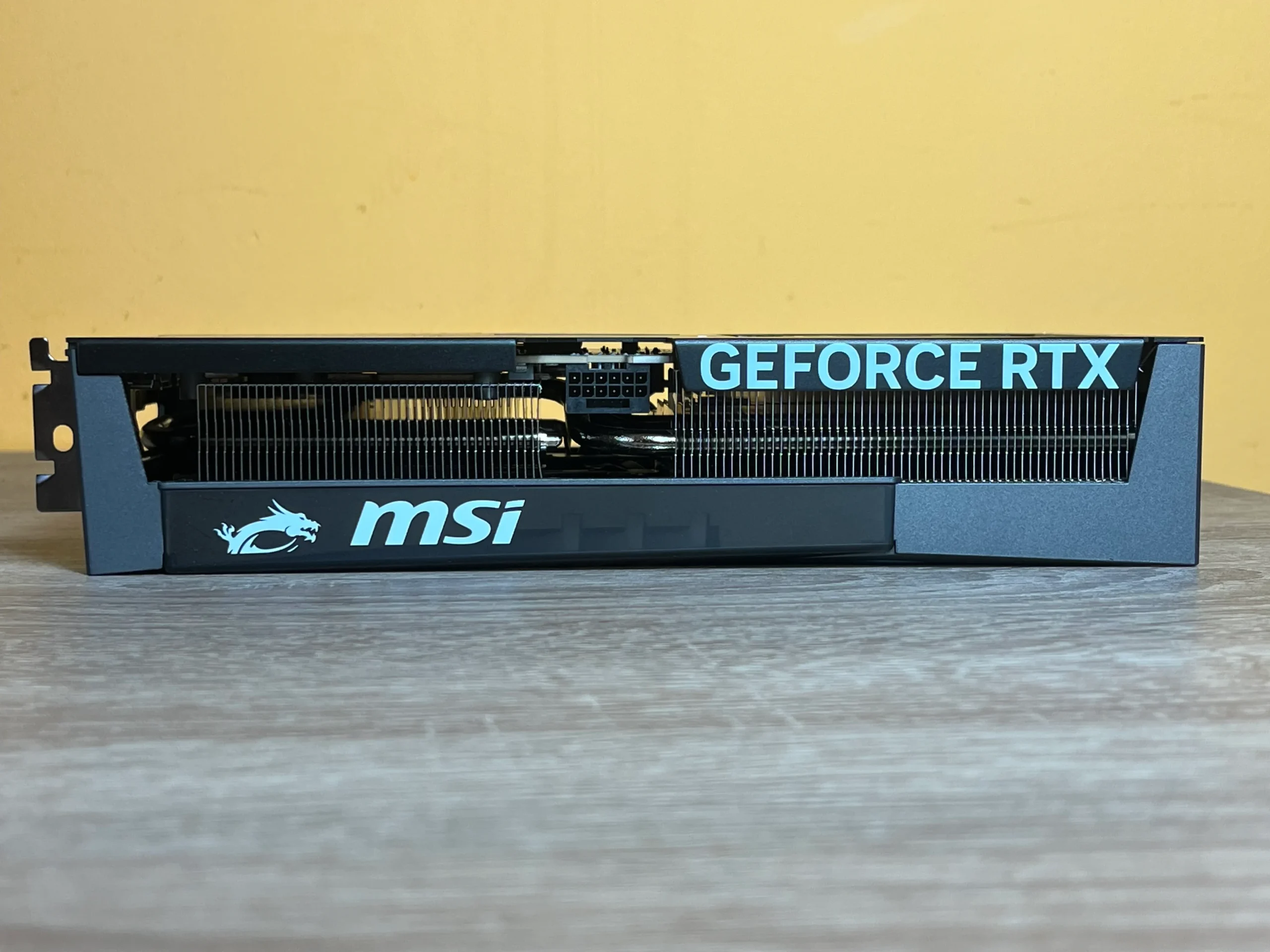 Vrchný panel grafickej karty MSI RTX 5060 Ti 16G OC 2x Ventus spolu s logom spoločnosti