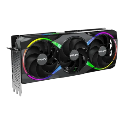 Šikmý pohľad na grafickú kartu PNY GeForce RTX 5080 Overclocked Triple Fan