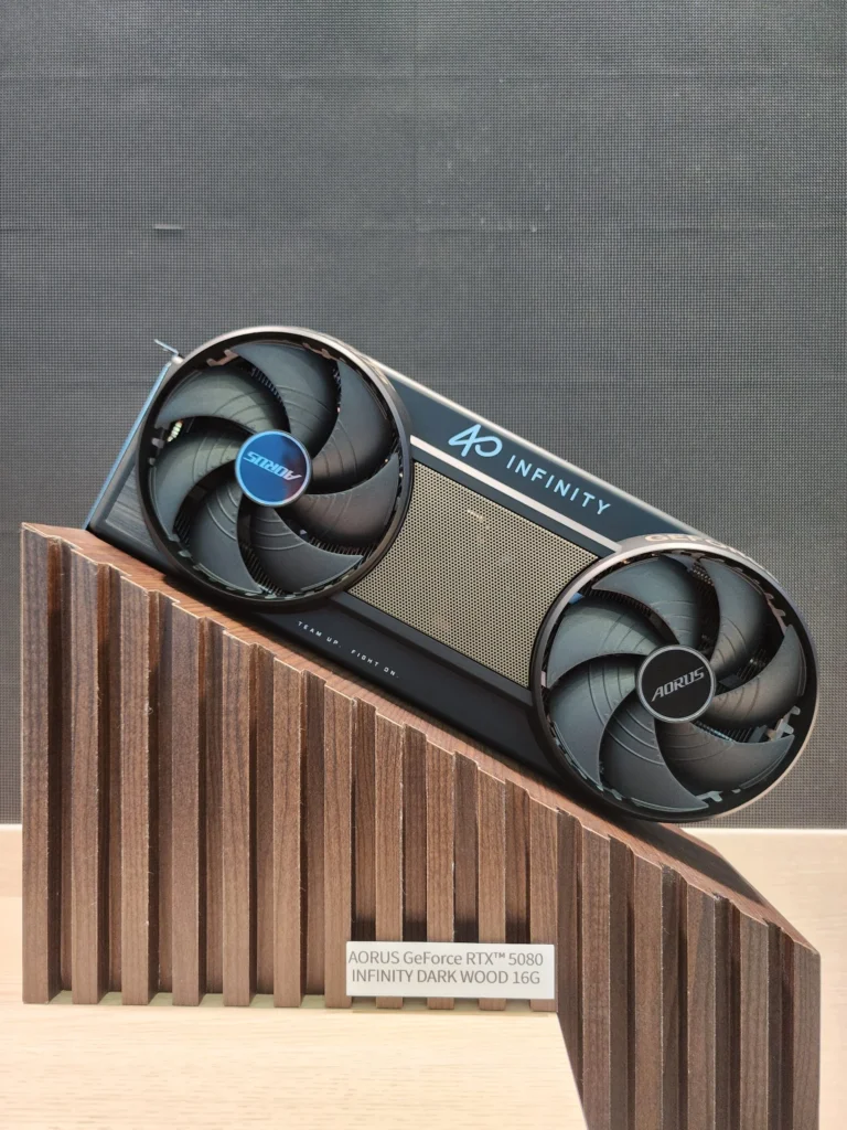 Pohľad na produkt Aorus GeForce RTX 5080 16G Infinity dark wood